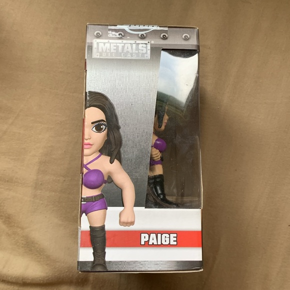 WWE Paige “Metals Die Cast” Figurine (M202) - Picture 4 of 9